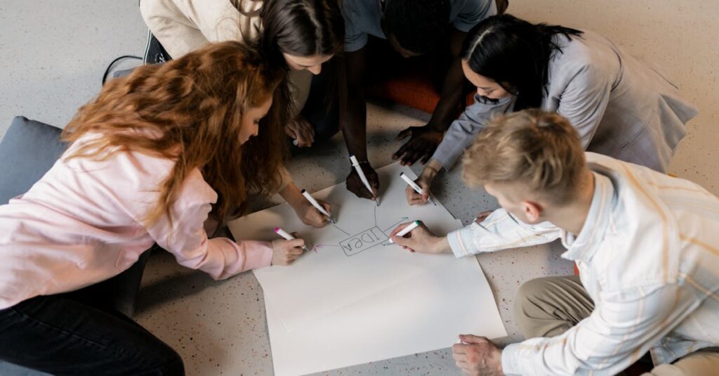 noteの有料記事で売れるテーマをブレインストーミングする様子を表現した画像