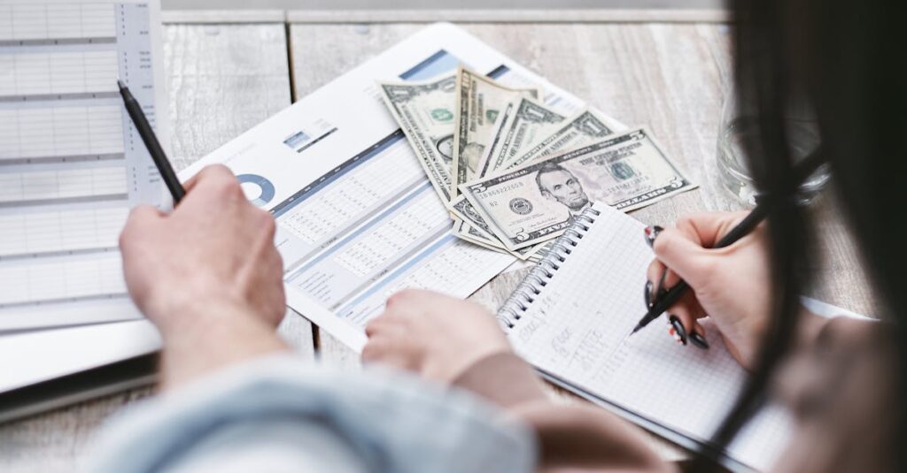 ChatGPT副業で月5万円を稼ぐための戦略とコツを示すイメージ図。収益化のステップと効率的な働き方を表現。