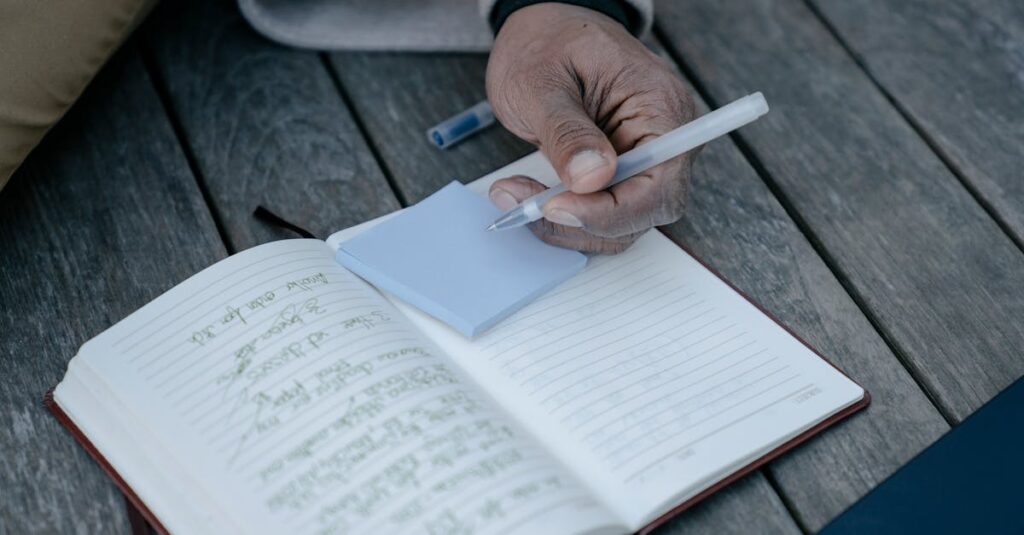 日常生活からnoteのネタを見つけるためのメモや観察シーンをイメージしたイラスト