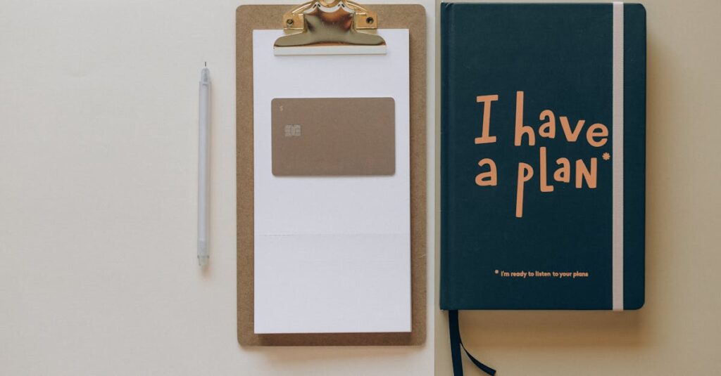 改善アクションプランをノートに整理している様子