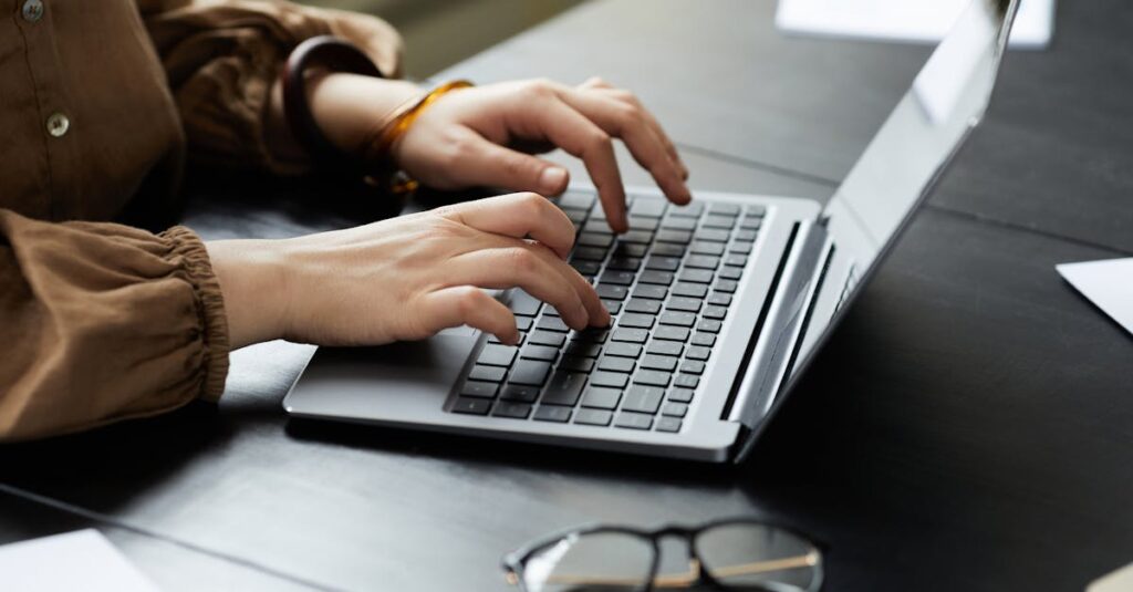 読者のニーズを分析し、コンテンツを最適化しているブロガーのイメージ。