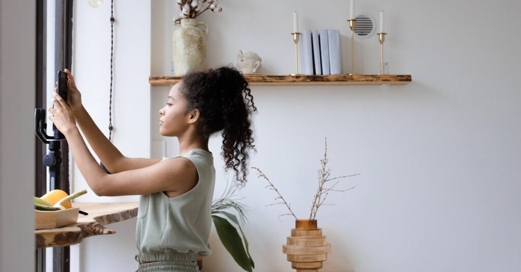 副業ブログの人気が高まる背景を示す統計グラフとパソコン作業のイメージ画像