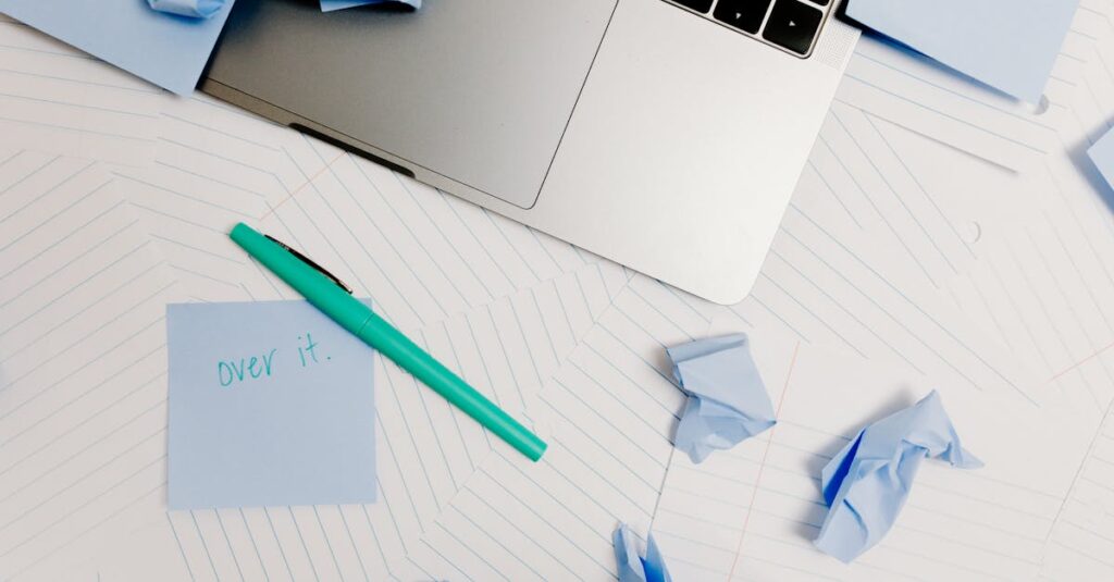 note副業で失敗する人と成功する人の違いを象徴するイメージ。落ち込む人と分析する人の対比を描く。