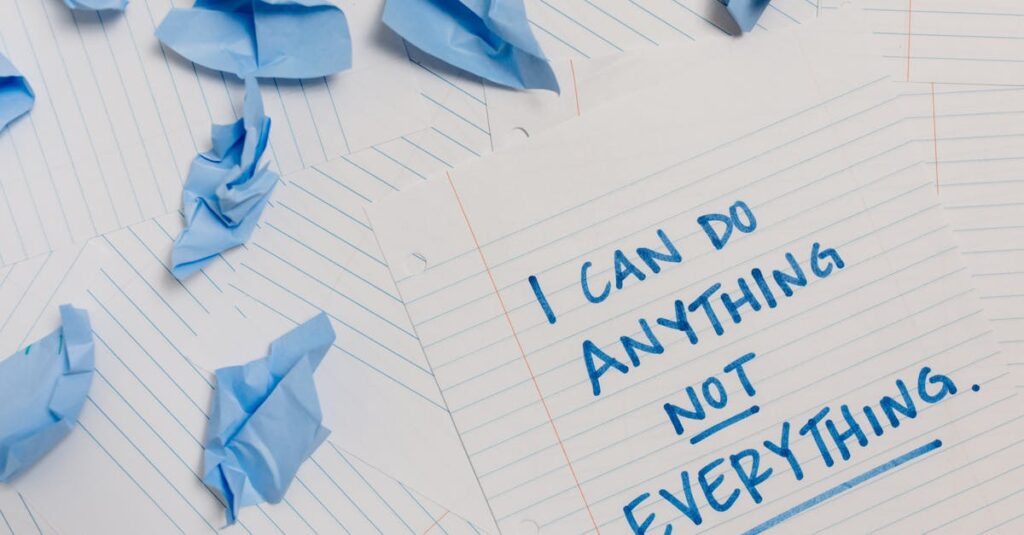 note副業で失敗する人と成功する人の違いを象徴するイメージ。落ち込む人と分析する人の対比を描く。