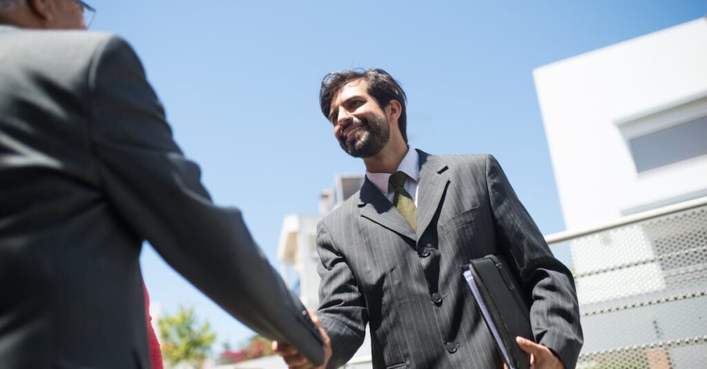 ChatGPTを活用して副業で稼ぐ人々の成功体験を紹介するイメージ。多様な働き方と成功の共通点を描いている。