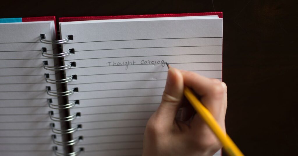 noteのプロフィール設定やサムネイル画像の作り方を解説するシーン