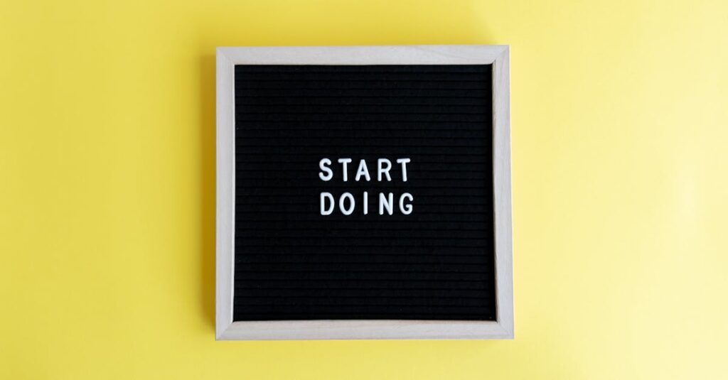 副業を始める人がパソコンを見ながら将来設計をしているイメージ。2026年の副業ブームと自己投資の重要性を象徴するビジュアル。