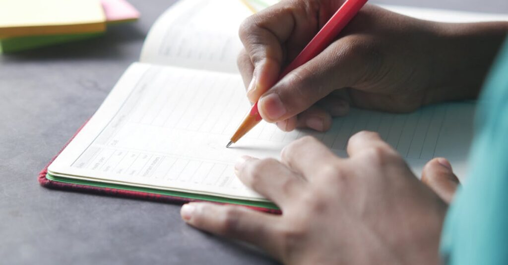 noteのネタを育てながら継続的に書く過程を象徴するイラスト