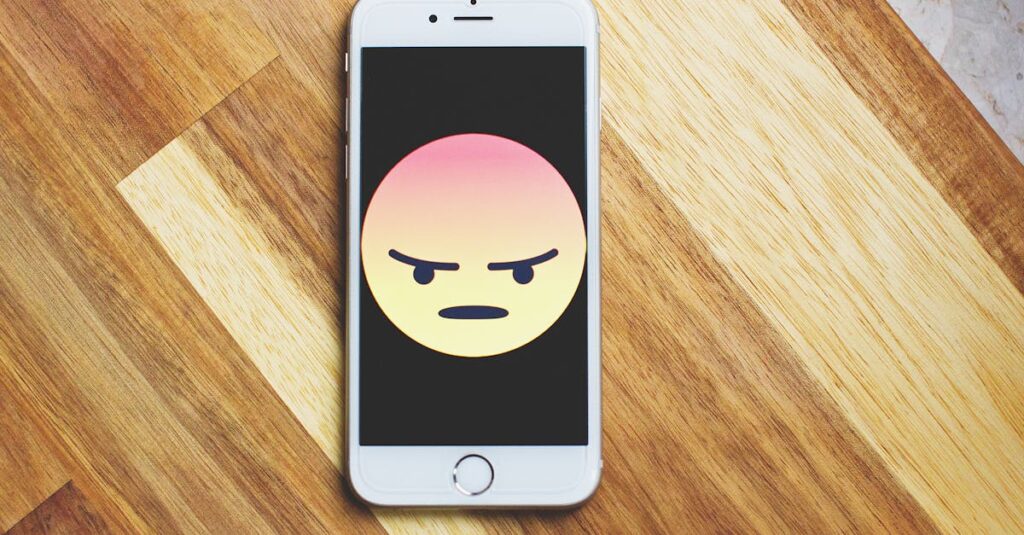 PVが伸びない原因としての心理的落とし穴を表現する悩むブロガーのイラスト