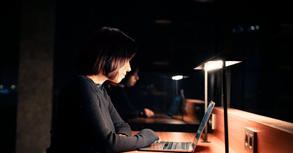 本業が忙しい会社員が夜のスキマ時間を使ってブログ副業を続けているイメージ