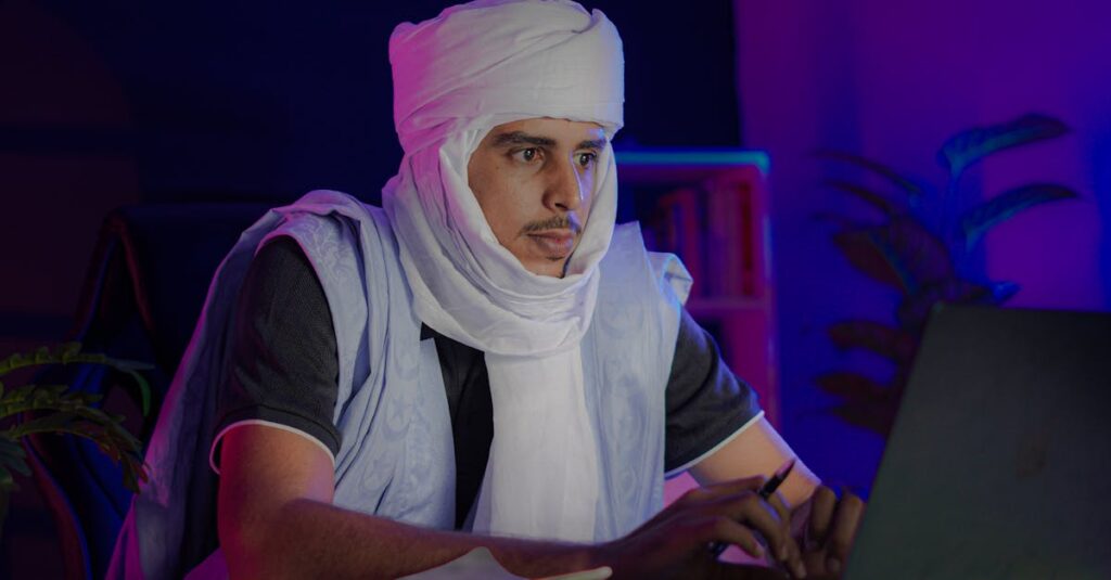 本業が忙しい会社員が夜のスキマ時間を使ってブログ副業を続けているイメージ