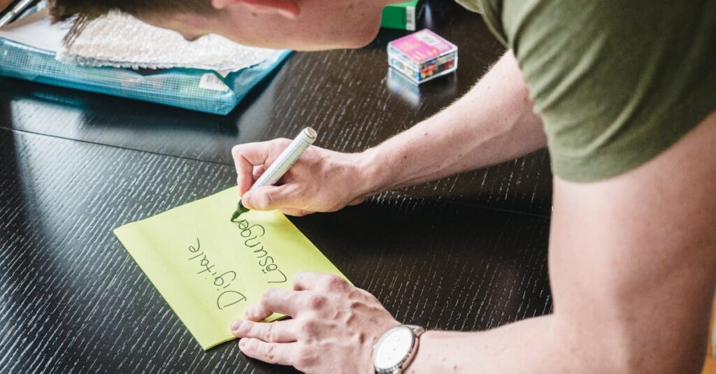 note副業で安定収入を目指すための具体的な3ステップを実践している会社員・主婦の行動イメージ