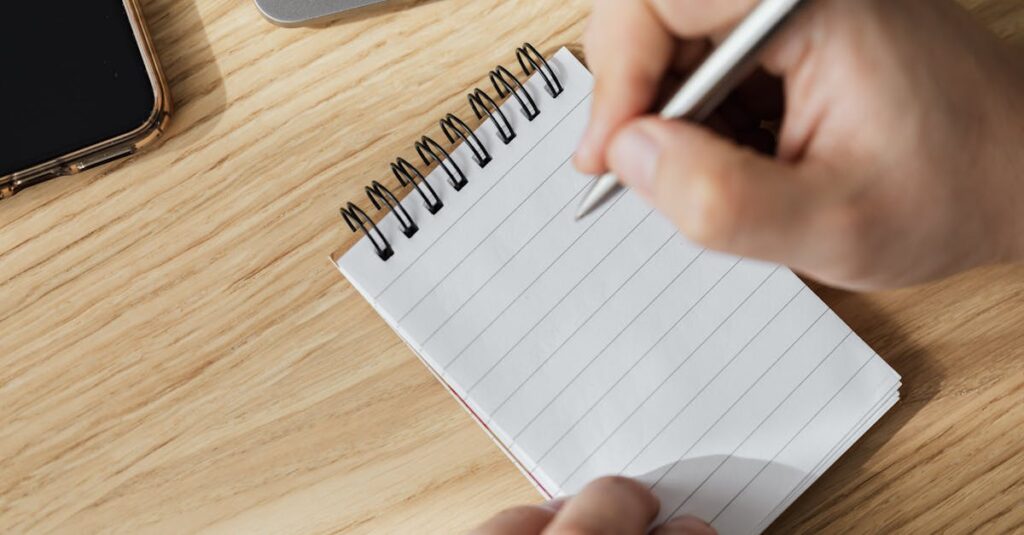 note副業で安定収入を目指すための具体的な3ステップを実践している会社員・主婦の行動イメージ