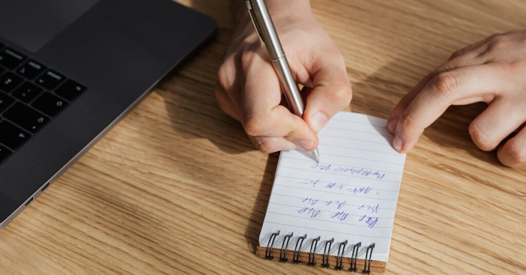 note副業におけるトラブル回避やリスク管理を意識して慎重に運用している様子。安心して続けるための注意点を表現