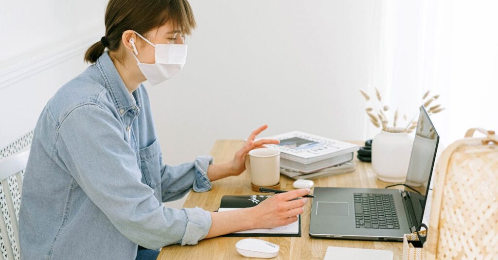 本業が忙しい会社員が夜のスキマ時間を使ってブログ副業を続けているイメージ