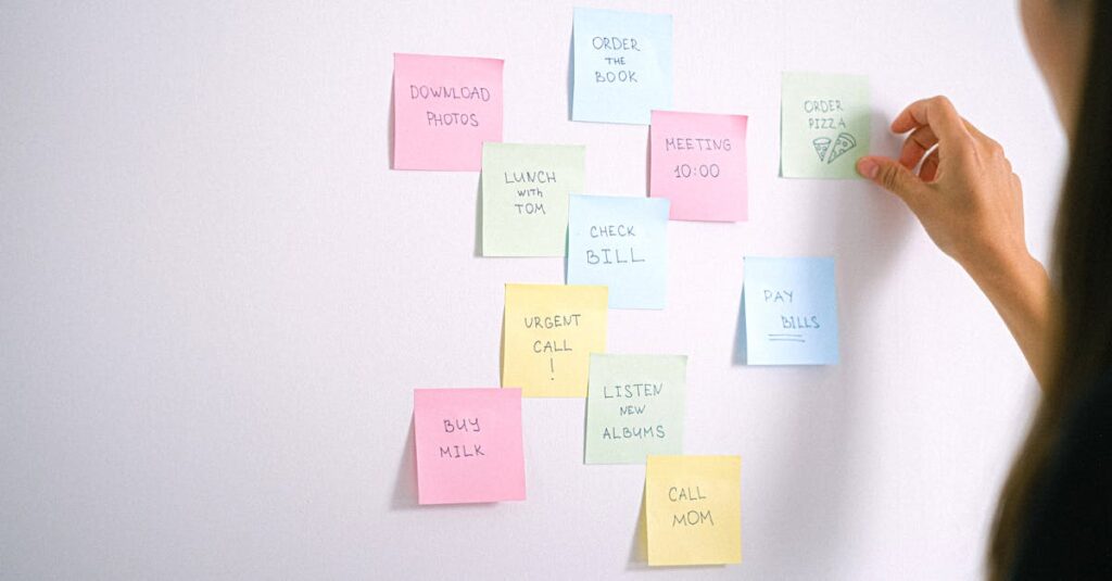 会社員や主婦が限られた時間の中でnote副業をルーティン化している様子。無理なく続けられる運用イメージ