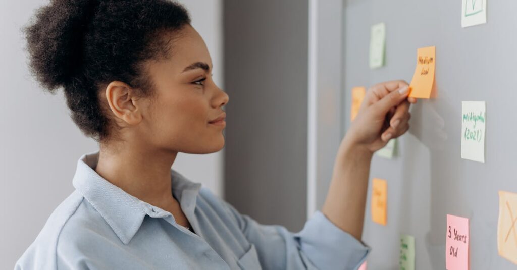 note副業で安定収入を得られる人と得られない人の思考の違いを対比的に表現したイメージ。継続と戦略の重要性が伝わる構図