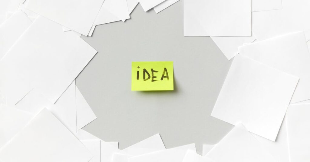 ブログ副業初心者が今すぐ書ける記事ネタを考えている様子を表したイメージ。ノートやPCで構成を整理