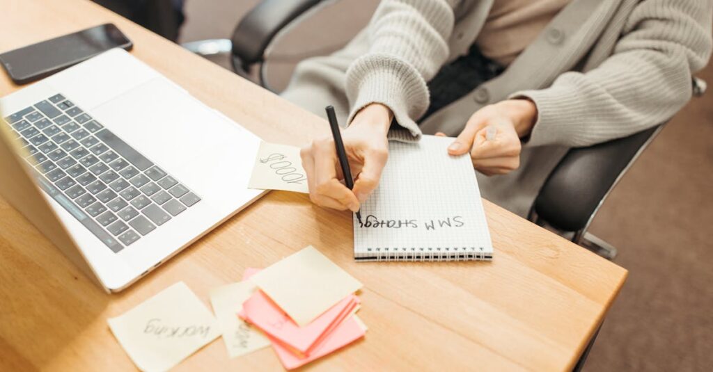 会社員や主婦が自分の経験を活かしてnoteジャンルを選定している様子。現実的で再現性のある副業戦略を表現