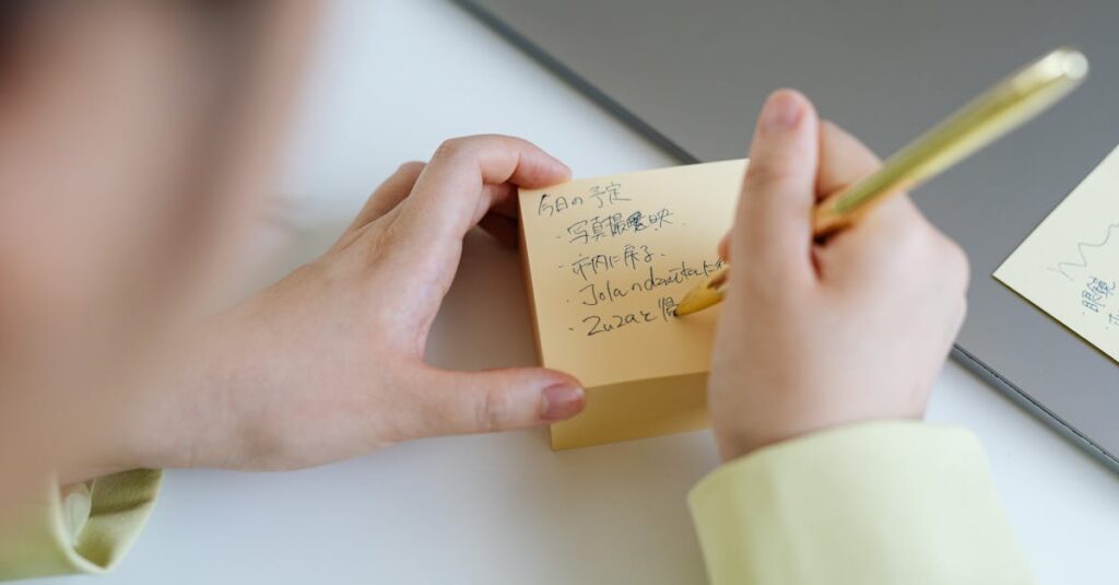 note副業で安定収入を目指すための具体的な3ステップを実践している会社員・主婦の行動イメージ