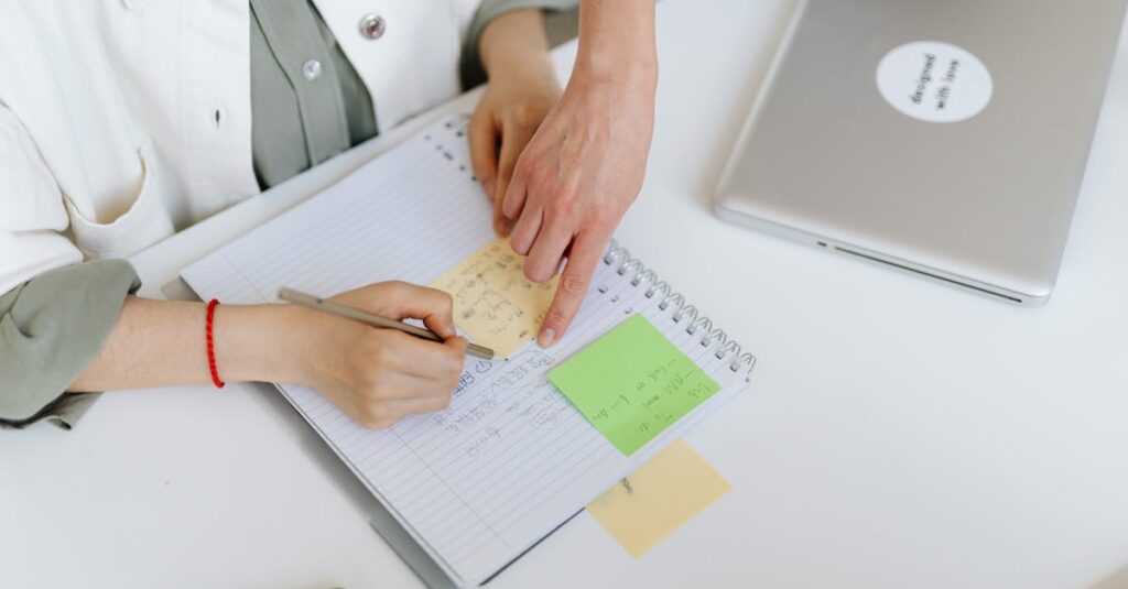 ブログ副業初心者が今すぐ書ける記事ネタを考えている様子を表したイメージ。ノートやPCで構成を整理